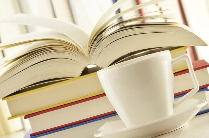 Gerahmter Druck : Komposition mit Bücherstapel und Tasse Kaffee Gerahmter Druck : Komposition mit Bücherstapel und Tasse Kaffee