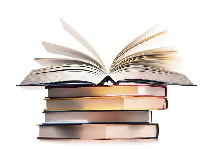 Gerahmter Druck : Komposition mit Bücherstapel, isoliert auf weiß. Gerahmter Druck : Komposition mit Bücherstapel, isoliert auf weiß.