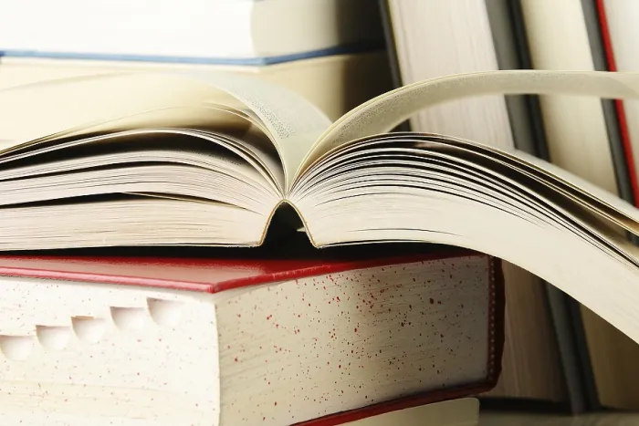 Gerahmter Druck : Komposition mit Bücherstapel auf dem Tisch. Gerahmter Druck : Komposition mit Bücherstapel auf dem Tisch.