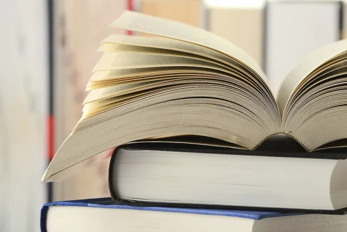 Gerahmter Druck : Komposition mit Bücherstapel auf dem Tisch. Gerahmter Druck : Komposition mit Bücherstapel auf dem Tisch.