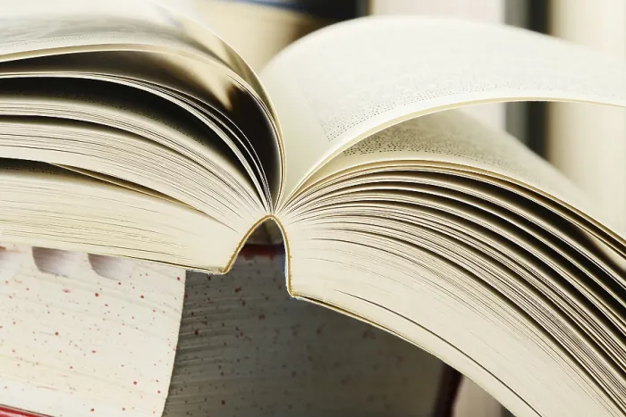 Gerahmter Druck : Komposition mit Bücherstapeln. Gerahmter Druck : Komposition mit Bücherstapeln.