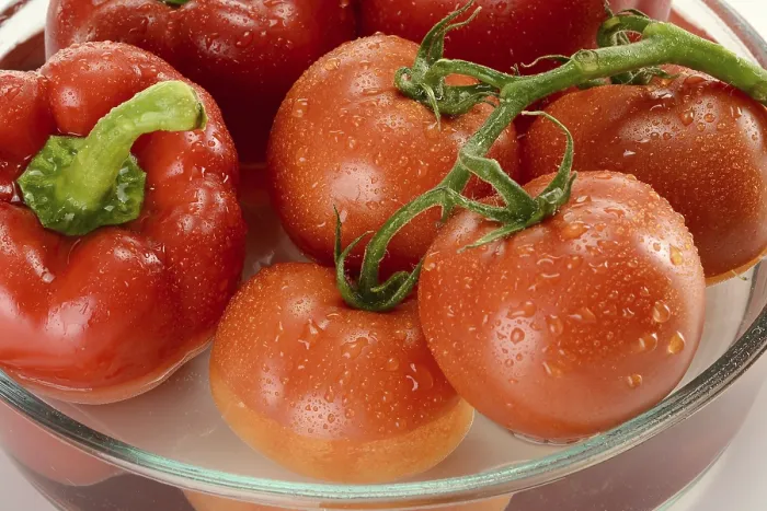 Gerahmter Druck : Komposition mit Tomaten und Paprika. Gerahmter Druck : Komposition mit Tomaten und Paprika.