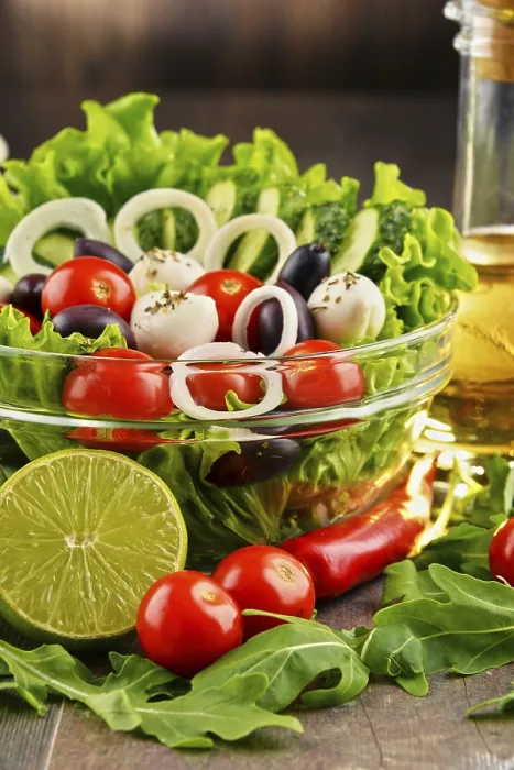 Gerahmter Druck : Komposition mit Salatbowl aus Gemüse. Gerahmter Druck : Komposition mit Salatbowl aus Gemüse.