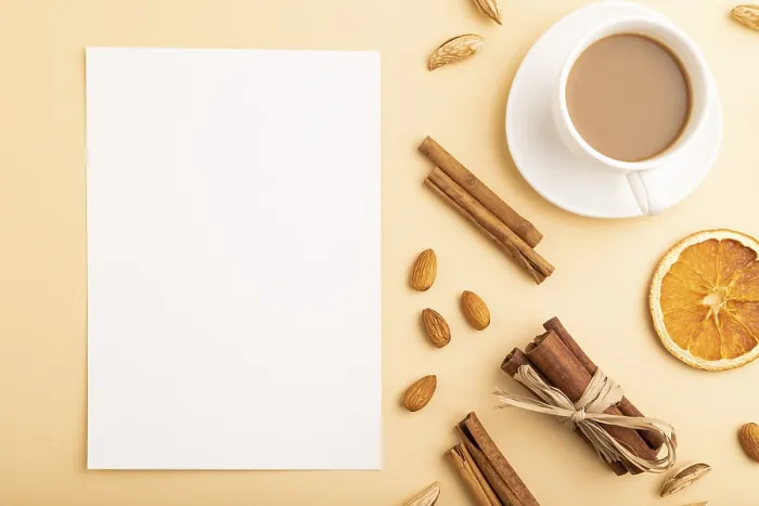Gerahmter Druck : Komposition mit weißem Papierblatt. Gerahmter Druck : Komposition mit weißem Papierblatt.