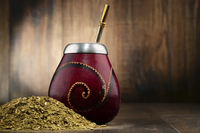 Gerahmter Druck : Komposition mit Yerba-Mate-Tasse und Blättern. Gerahmter Druck : Komposition mit Yerba-Mate-Tasse und Blättern.