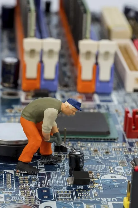 Gerahmter Druck : Rechnerplatte und Arbeiter, Symbolfoto für Computer. Gerahmter Druck : Rechnerplatte und Arbeiter, Symbolfoto für Computer.