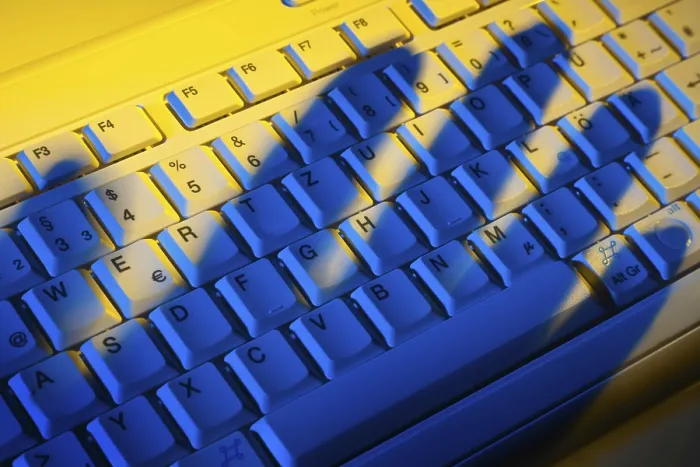 Gerahmter Druck : Computer-Tastatur und Schatten einer Hand. Gerahmter Druck : Computer-Tastatur und Schatten einer Hand.