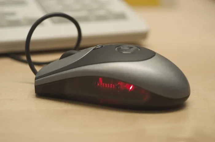 Gerahmter Druck : Computermaus auf dem Schreibtisch. Gerahmter Druck : Computermaus auf dem Schreibtisch.