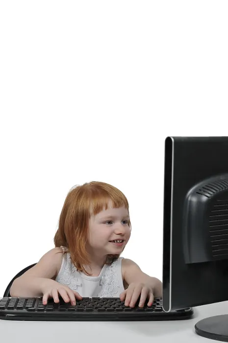 Gerahmter Druck : Computer geschickte kleine Mädchen, die einen Desktop-Computer verwendet. Gerahmter Druck : Computer geschickte kleine Mädchen, die einen Desktop-Computer verwendet.