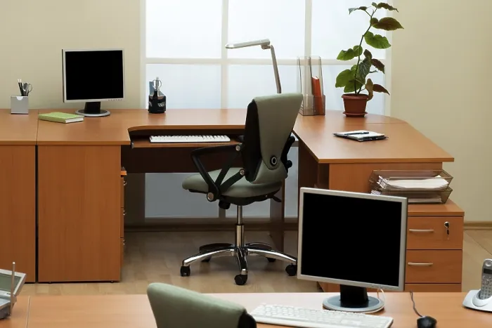 Gerahmter Druck : Computer auf den Schreibtischen in einem modernen Büro. Gerahmter Druck : Computer auf den Schreibtischen in einem modernen Büro.