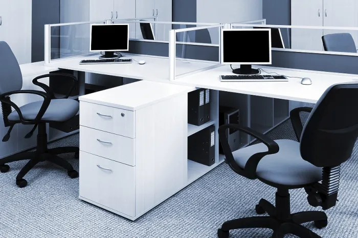 Gerahmter Druck : Computer auf den Schreibtischen in einem modernen Büro. Gerahmter Druck : Computer auf den Schreibtischen in einem modernen Büro.