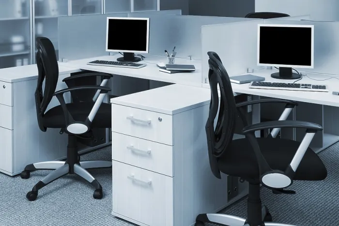 Gerahmter Druck : Computer hinter dem Glas in einem modernen Büro. Gerahmter Druck : Computer hinter dem Glas in einem modernen Büro.