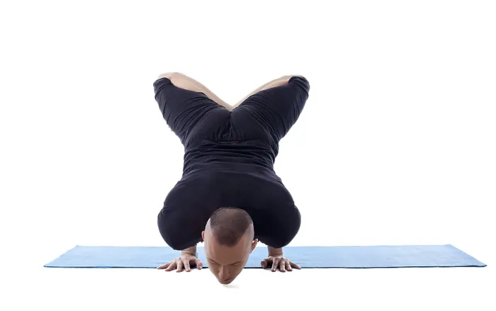 Gerahmter Druck : Konzentrierter Mann, der Yoga in einem Studio macht. Gerahmter Druck : Konzentrierter Mann, der Yoga in einem Studio macht.