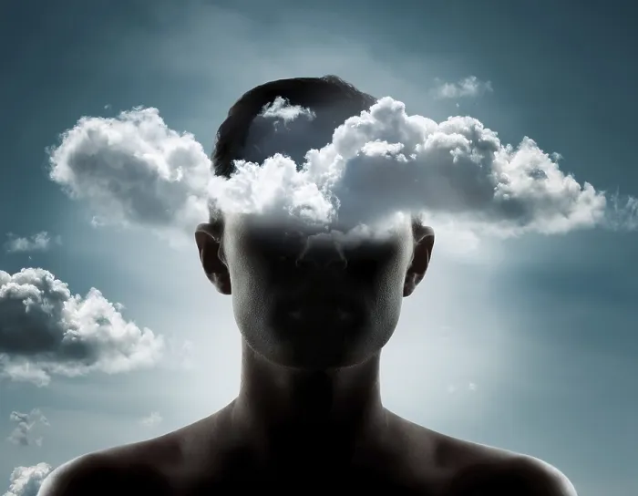 Gerahmter Druck : Eine konzeptionelle Darstellung, die das menschliche Profil mit Wolken mischt.