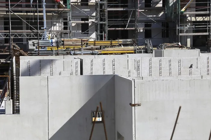 Gerahmter Druck : Betonarbeiten auf einem Baustellen. Gerahmter Druck : Betonarbeiten auf einem Baustellen.