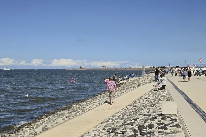 Gerahmter Druck : Verfestigter Strand mit Badegästen. Gerahmter Druck : Verfestigter Strand mit Badegästen.