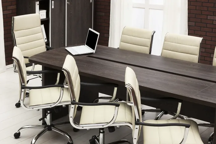 Gerahmter Druck : Konferenztisch in einem modernen Büro. Gerahmter Druck : Konferenztisch in einem modernen Büro.