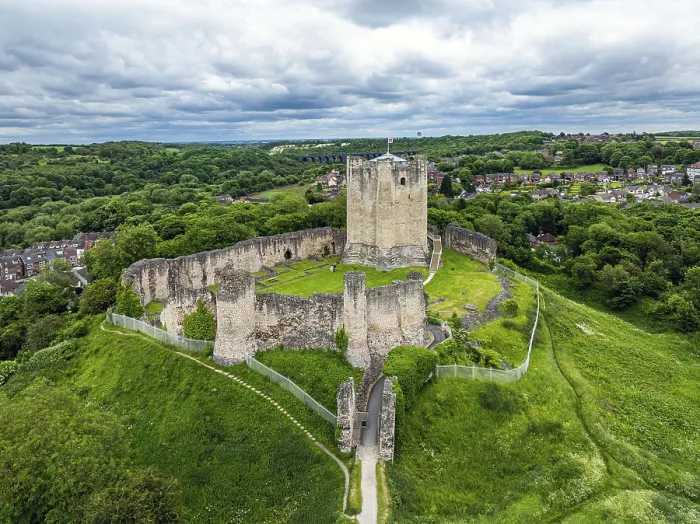 Gerahmter Druck : Conisbrough Castle aus der Sicht eines Drohnen. Gerahmter Druck : Conisbrough Castle aus der Sicht eines Drohnen.