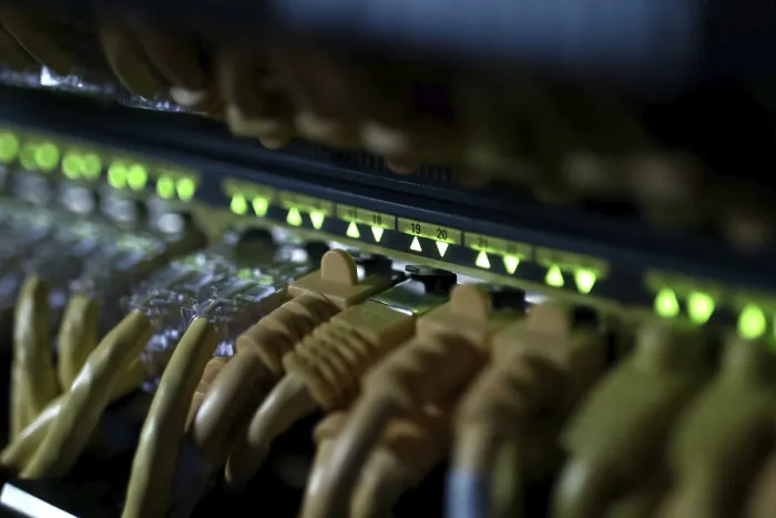 Gerahmter Druck : Verbindungen von Internetkabeln mit Servern. Gerahmter Druck : Verbindungen von Internetkabeln mit Servern.