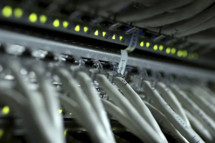 Gerahmter Druck : Verbindungen von Internetkabeln mit Servern. Gerahmter Druck : Verbindungen von Internetkabeln mit Servern.