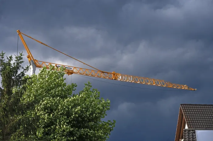 Gerahmter Druck : Baukrane in einem Gewitter. Gerahmter Druck : Baukrane in einem Gewitter.