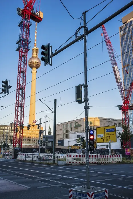 Gerahmter Druck : Baukrane vor Fernsehturm. Gerahmter Druck : Baukrane vor Fernsehturm.
