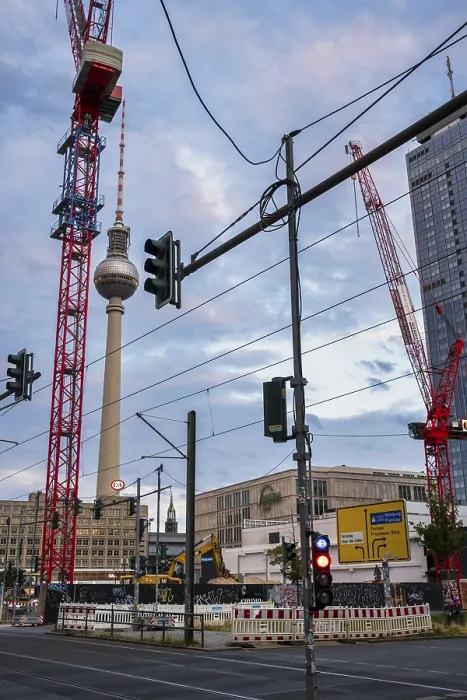 Gerahmter Druck : Baukräne vor Fernsehturm Gerahmter Druck : Baukräne vor Fernsehturm