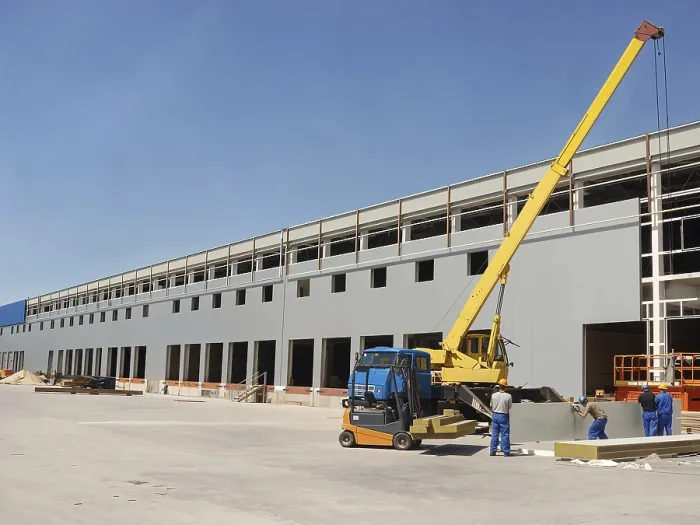 Gerahmter Druck : Bauwerk mit Kran. Gerahmter Druck : Bauwerk mit Kran.