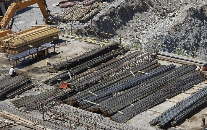Gerahmter Druck : Bauhof mit Baumaterialien für den Bau.