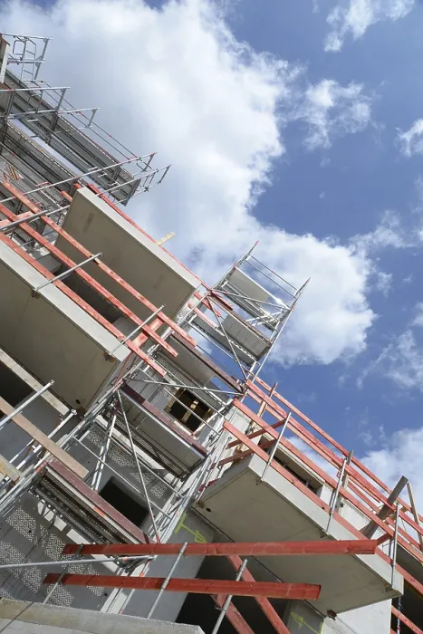 Gerahmter Druck : Baustelle, Hülle, Hausbau. Gerahmter Druck : Baustelle, Hülle, Hausbau.