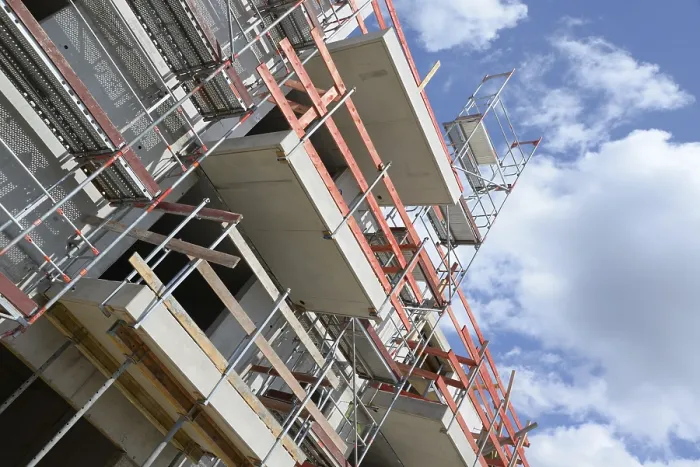Gerahmter Druck : Bauwerk, Hülle, Hausbau Gerahmter Druck : Bauwerk, Hülle, Hausbau