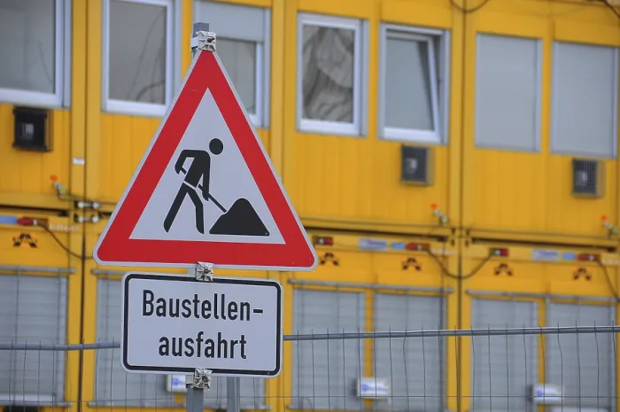Gerahmter Druck : Baustellen-Schild, Baustellen-Ausfahrt. Gerahmter Druck : Baustellen-Schild, Baustellen-Ausfahrt.