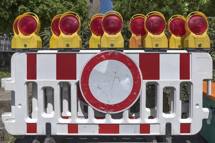 Gerahmter Druck : Baustellenwarnschilder mit Leuchtsignalen. Gerahmter Druck : Baustellenwarnschilder mit Leuchtsignalen.