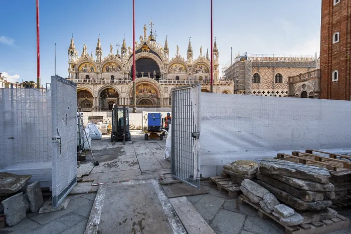 Gerahmter Druck : Baustelle vor der Markusbasilika. Gerahmter Druck : Baustelle vor der Markusbasilika.