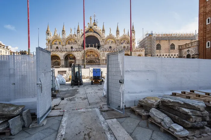 Gerahmter Druck : Bauwerk vor der Basilika St. Markus Gerahmter Druck : Bauwerk vor der Basilika St. Markus