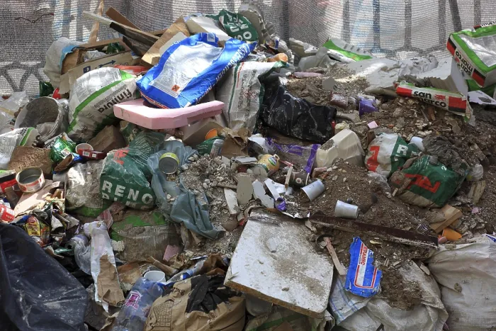 Gerahmter Druck : Bauschutt, Mülldeponie neben Baustelle. Gerahmter Druck : Bauschutt, Mülldeponie neben Baustelle.