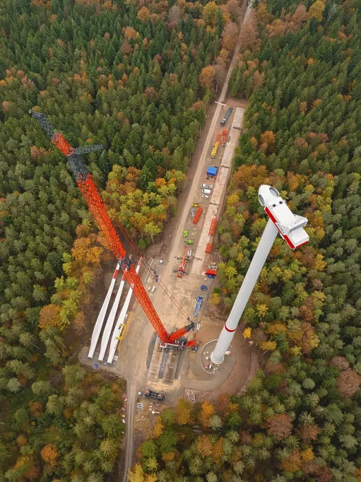 Gerahmter Druck : Errichtung einer Windkraftanlage. Gerahmter Druck : Errichtung einer Windkraftanlage.