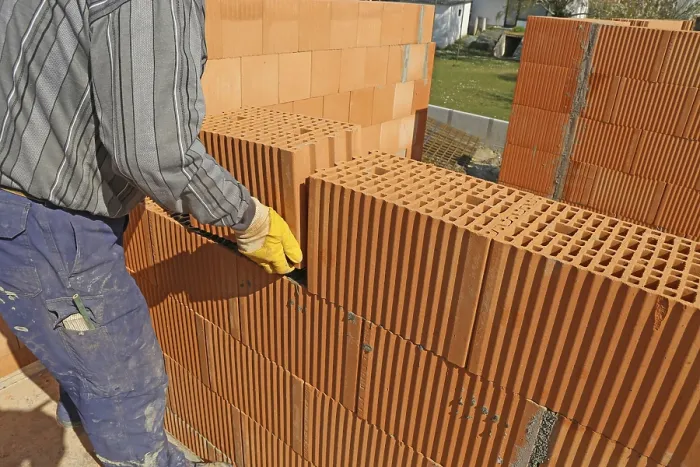 Gerahmter Druck : Bauarbeiter (Mauerwerker) auf der Baustelle. Gerahmter Druck : Bauarbeiter (Mauerwerker) auf der Baustelle.