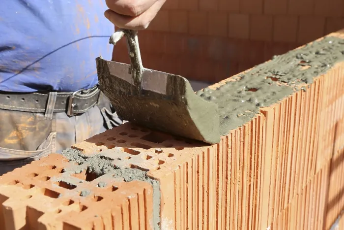 Gerahmter Druck : Bauarbeiter (Mauerwerker) auf der Baustelle. Gerahmter Druck : Bauarbeiter (Mauerwerker) auf der Baustelle.