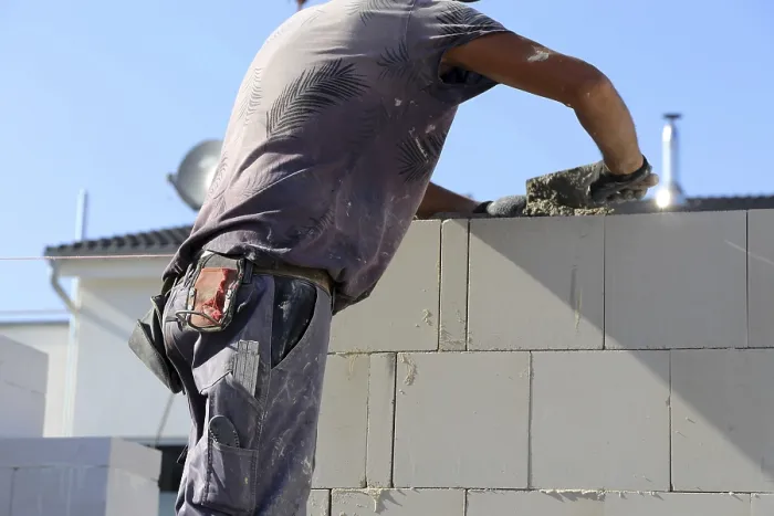 Gerahmter Druck : Bauarbeiter (Mauerwerker) auf der Baustelle Gerahmter Druck : Bauarbeiter (Mauerwerker) auf der Baustelle
