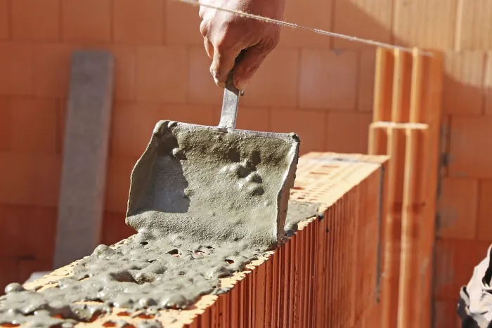Gerahmter Druck : Baustellenarbeiter (Mauerwerker) auf der Baustelle. Gerahmter Druck : Baustellenarbeiter (Mauerwerker) auf der Baustelle.