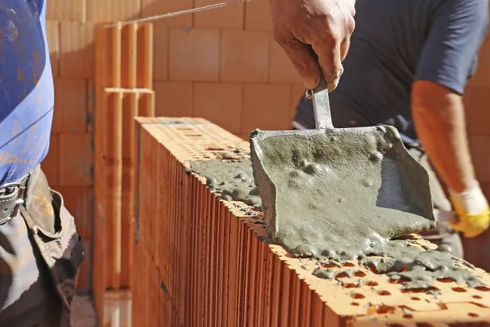 Gerahmter Druck : Bauarbeiter (Mauerwerker) auf der Baustelle. Gerahmter Druck : Bauarbeiter (Mauerwerker) auf der Baustelle.