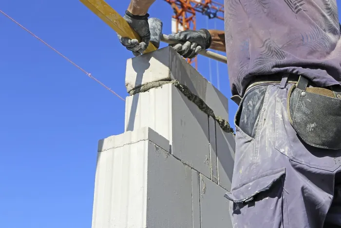Gerahmter Druck : Bauarbeiter (Mauerwerker) auf der Baustelle. Gerahmter Druck : Bauarbeiter (Mauerwerker) auf der Baustelle.