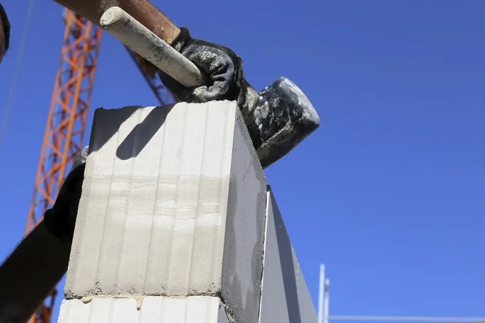 Gerahmter Druck : Bauarbeiter (Mauerwerker) auf der Baustelle. Gerahmter Druck : Bauarbeiter (Mauerwerker) auf der Baustelle.