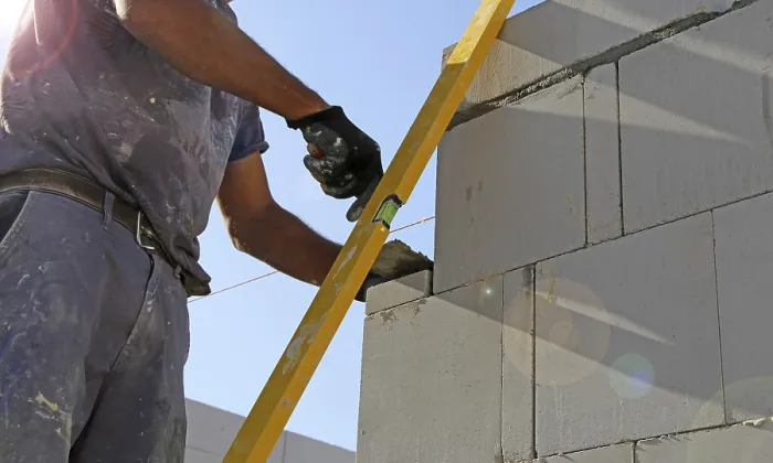 Gerahmter Druck : Bauarbeiter (Mauerwerker) auf der Baustelle. Gerahmter Druck : Bauarbeiter (Mauerwerker) auf der Baustelle.