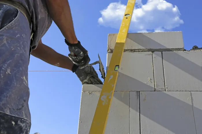 Gerahmter Druck : Bauarbeiter (Mauerwerker) auf der Baustelle. Gerahmter Druck : Bauarbeiter (Mauerwerker) auf der Baustelle.