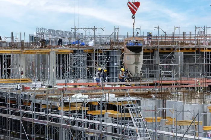 Gerahmter Druck : Bauarbeiter auf einem großen Baustellen. Gerahmter Druck : Bauarbeiter auf einem großen Baustellen.