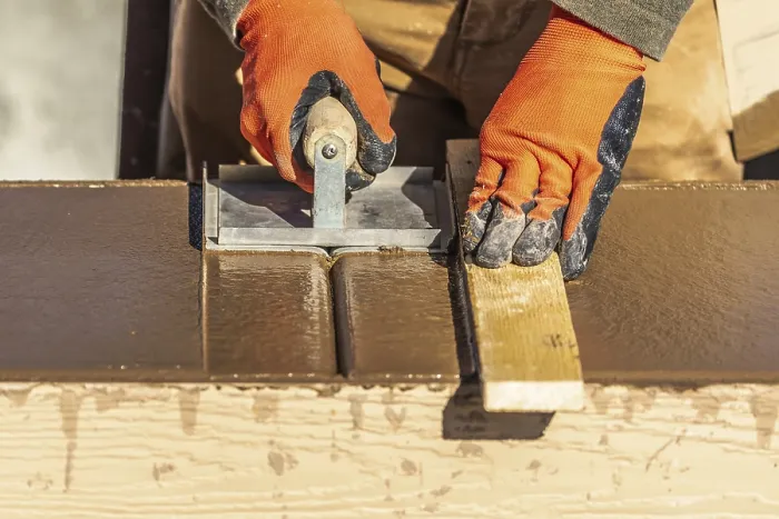 Gerahmter Druck : Bauer formt mit Handgroover den Rand eines neuen Pools. Gerahmter Druck : Bauer formt mit Handgroover den Rand eines neuen Pools.