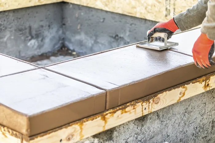 Gerahmter Druck : Bauer formt mit Handgroover den Rand um einen neuen Pool. Gerahmter Druck : Bauer formt mit Handgroover den Rand um einen neuen Pool.