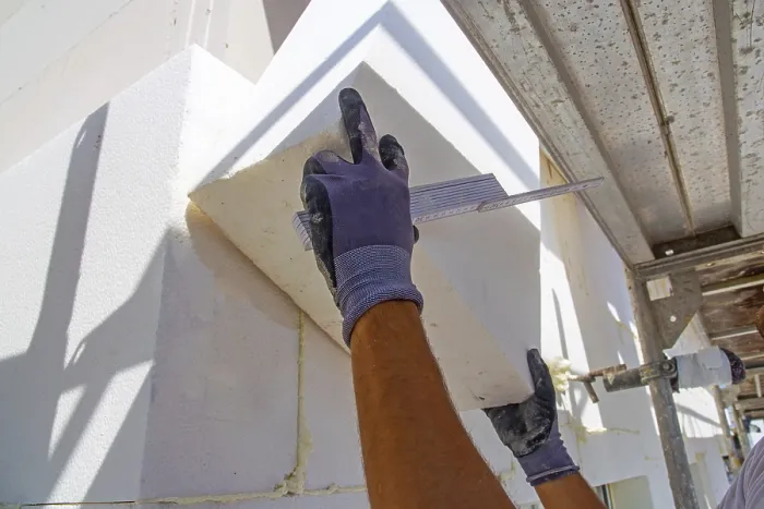 Gerahmter Druck : Bauarbeiter isolieren eine Hausfassade. Gerahmter Druck : Bauarbeiter isolieren eine Hausfassade.